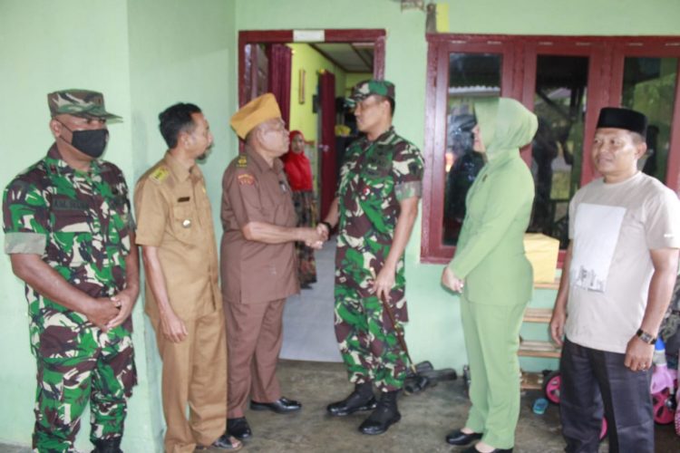 Dandim 0108/ Agara, Letkol Inf Robbi Firdaus SE, M.Si didampingi Ibu Ketua Persit KCK Cabang XXIII Dim 0108 dan Danposramil Darul Hasanah pelda majid, memberikan tali asih dan anjangsana kepada seorang Veteran, Rabu (17/8).