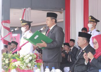 Bupati Agara Drs. H. Raidin Pinim MAP saat bertindak inspektur upacara Detik detik Proklamasi, Rabu (17/8).