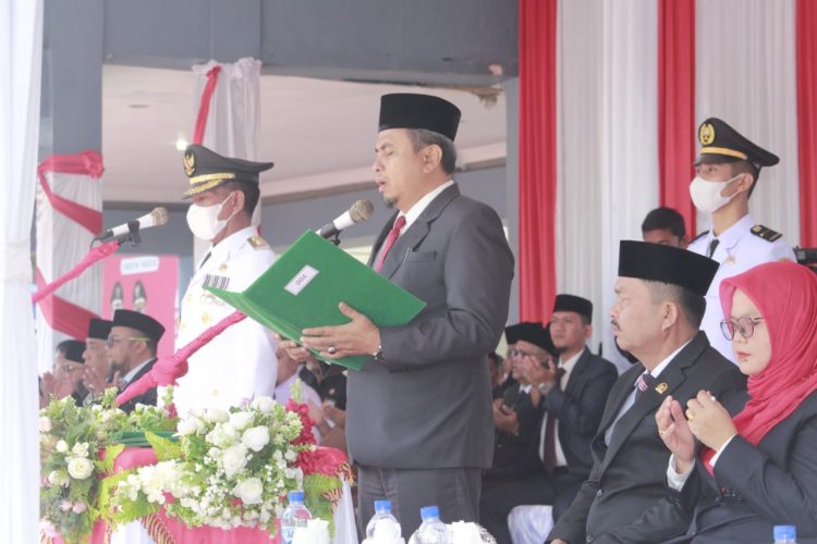 Bupati Agara Drs. H. Raidin Pinim MAP saat bertindak inspektur upacara Detik detik Proklamasi, Rabu (17/8).