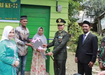 Dandim Agara, Letkol Robbi saat menyerahkan kunci RTLH, Rabu (17/8).