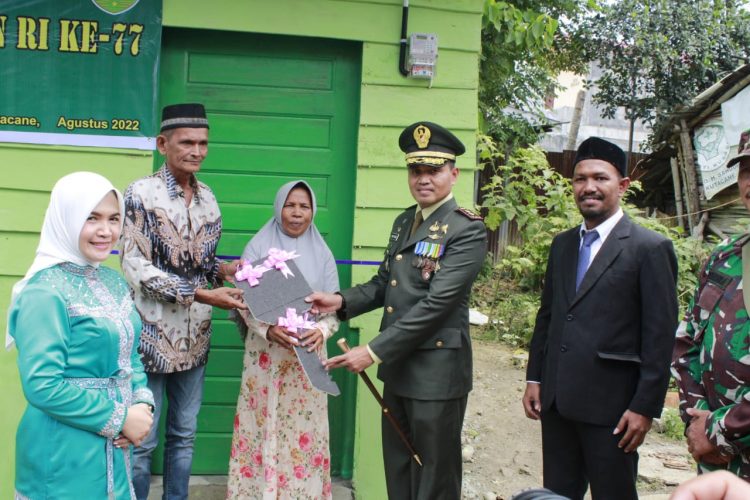 Dandim Agara, Letkol Robbi saat menyerahkan kunci RTLH, Rabu (17/8).