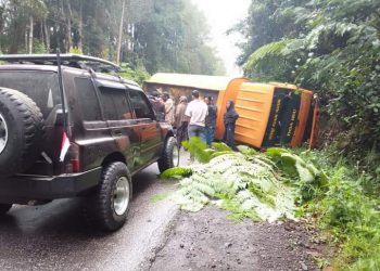 Truk CPO yang terguling timpa mobil buah durian di Lae Pondom Sidikalang, Kamis pagi (18/8).