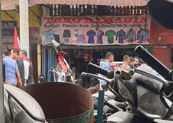 Dua pimpinan SKPD (Kiri) tersorot saat keluar dari acara pengukuhan dari Terminal Siborongborong, Kamis (18/8).