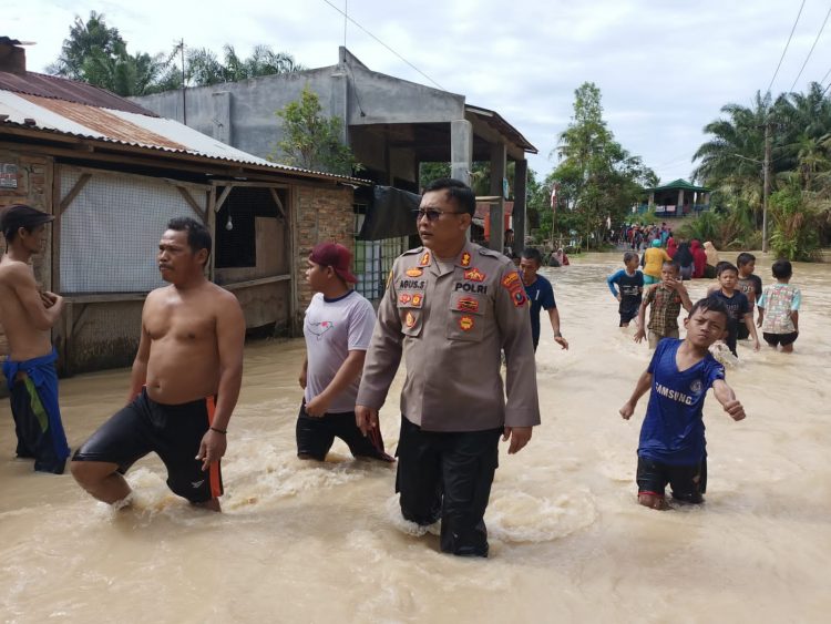 Wakapolresta Deliserdang, AKBP. Agus Sugiyarso SIK didampingi Kasat Samapta Polresta Deliserdang, Kompol B Panjaitan SH, MH saat langsung terjun ke lapangan di 3 Kecamatan terendam banjir, Kamis (18/8).