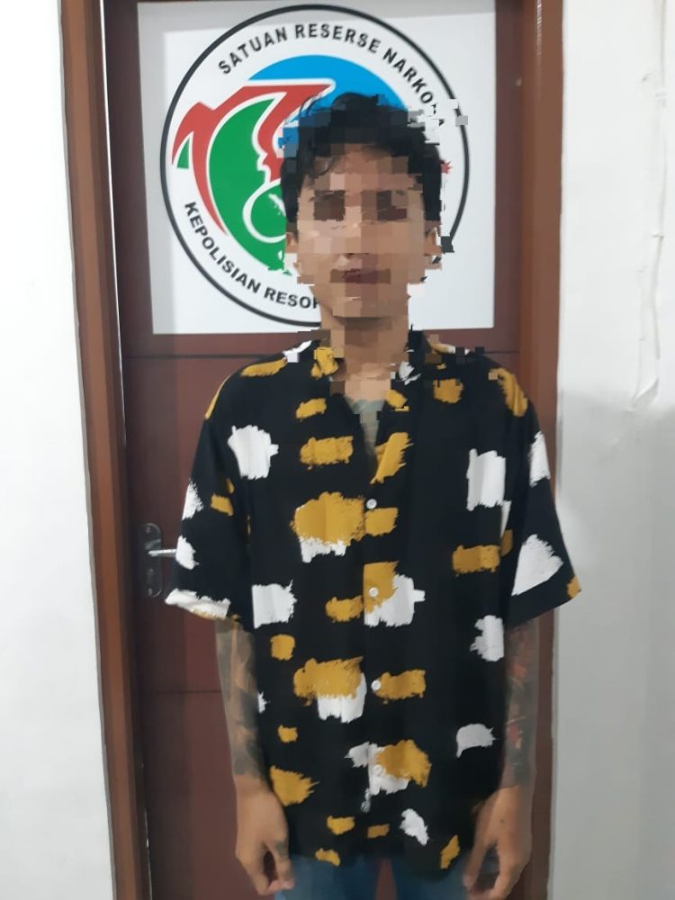 Pengedae obat terlarang SN saat diamankan di Mapolresta Banyumas, Rabu (17/8).