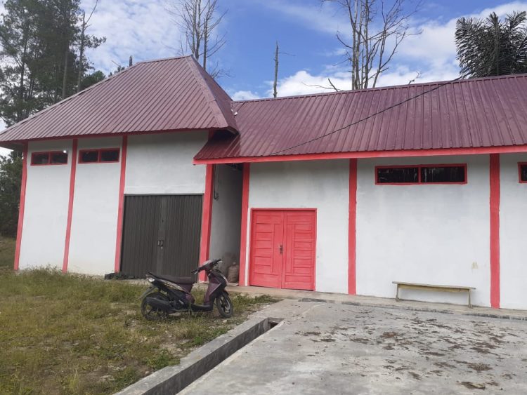 Kilang padi di Desa Tapian Nauli yang dibangun Tahun 2021 bersumber dari DAK namun tidak efisien berfungsi, Jumat (19/8).