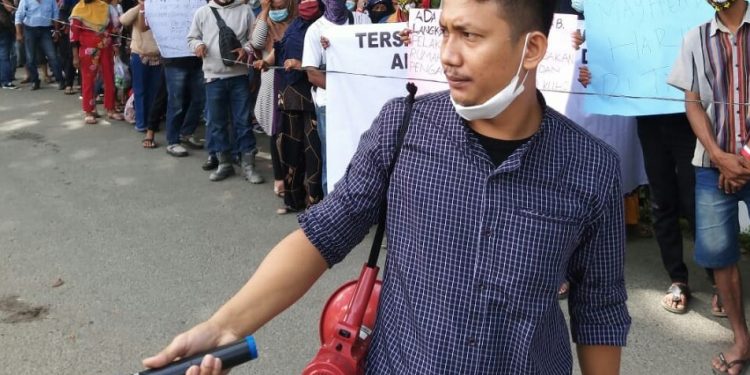 Koordinator AMSUB, Zainuddin Daulay saat melakukan aksi desak Polres Langkat tangkap HN, Jumat (19/8).