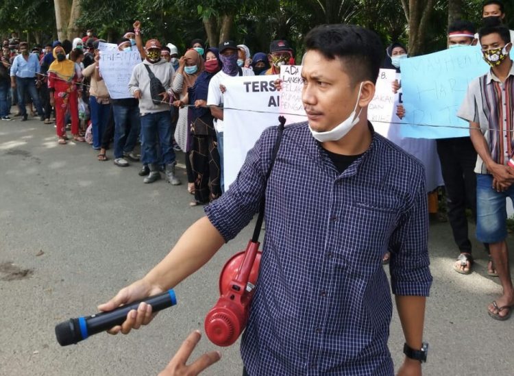 Koordinator AMSUB, Zainuddin Daulay saat melakukan aksi desak Polres Langkat tangkap HN, Jumat (19/8).