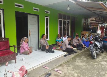 Kapolsek Cibeureum, AKP. Yusuf Setyanto bersama jajaranya saat berada dirumah duka, Kamis (18/8).