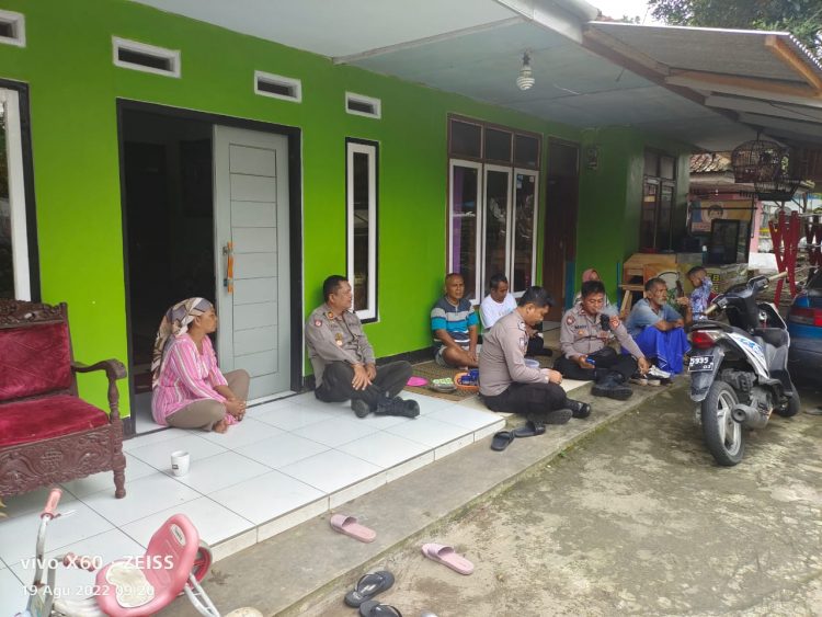 Kapolsek Cibeureum, AKP. Yusuf Setyanto bersama jajaranya saat berada dirumah duka, Kamis (18/8).