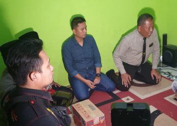 Personil Polsek Mangkubumi saat berada dirumah duka, Rabu (17/8).