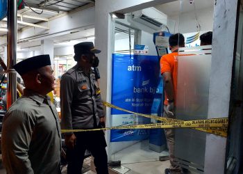 Personil Polsek Cineam, Satreskrim dan Inafis Polres Tasikmalaya Kota saat amankan ATM yang hendak dibobol, Rabu malam (17/8).