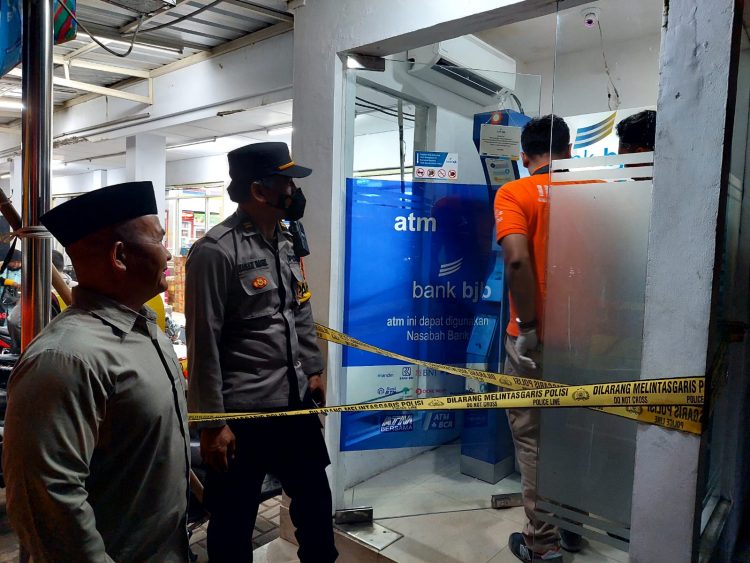 Personil Polsek Cineam, Satreskrim dan Inafis Polres Tasikmalaya Kota saat amankan ATM yang hendak dibobol, Rabu malam (17/8).