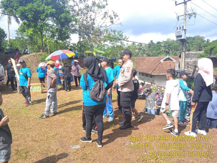 Bhabinkamtibmas Desa Cilangkap saat monitor gegiatan lomba 17- an, Rabu (17/8).