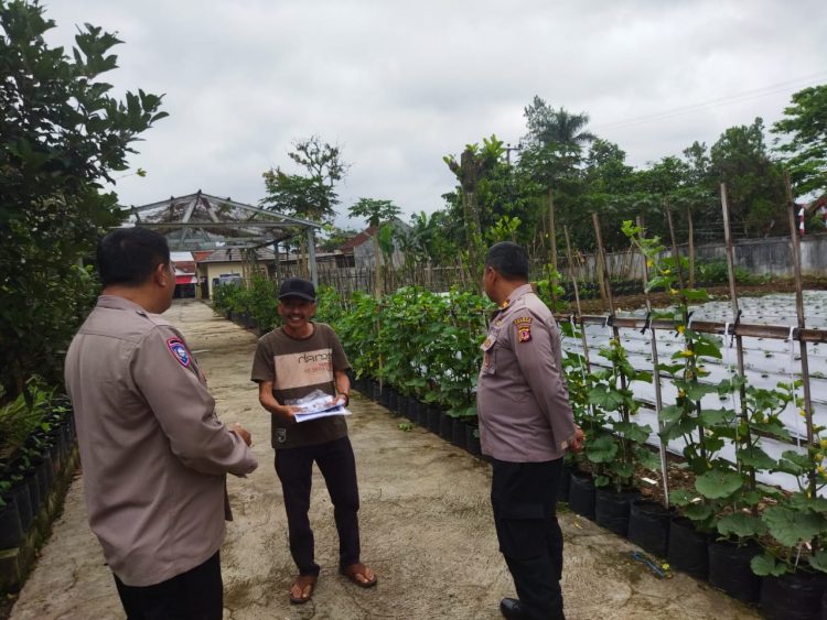 Kasat Binmas Polres Tasikmalaya Kota, IPTU. Dede Tarman saat meninjau lokasi Kampung Tangguh di Kelurahan Kahuripan, Kecamatan Tawang, Kota Tasikmalaya - Jawa Barat, Jumat (19/8)