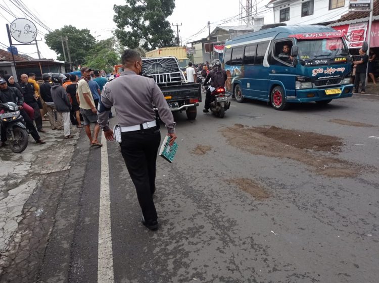 Kanit Gakkum Satlantas Polres Tasikmalaya Kota, IPDA. Zezen Zaenal Mutaqin saat olah TKP terlindasnya Roni, Jumat (19/8).