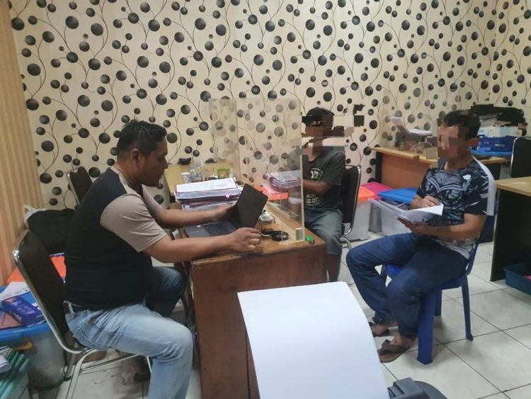 Tersangka, KRS saat di interogasi di Polresta Banyumas, Jumat (19/8).