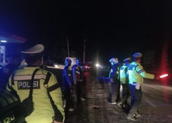 Personil Polres Dairi giat KRYD disalah satu SPBU, Sabtu malam (20/8).