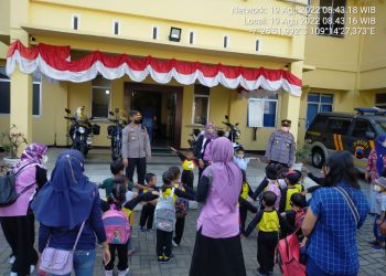 Kapolsek Purwokerto Selatan, Kompol Puji Nurochman SH, MH saat menjamu puluhan Anak Paud Flamboyan - Purwokerto, Sabtu (20/8).
