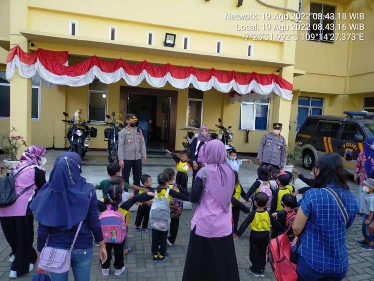 Kapolsek Purwokerto Selatan, Kompol Puji Nurochman SH, MH saat menjamu puluhan Anak Paud Flamboyan - Purwokerto, Sabtu (20/8).
