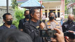 Direskrimum Polda Jateng, Kombes. Pol.  Djuhandani saat pimpin pengrebekan markas judi online di Purbalingga, Sabtu (20/8).