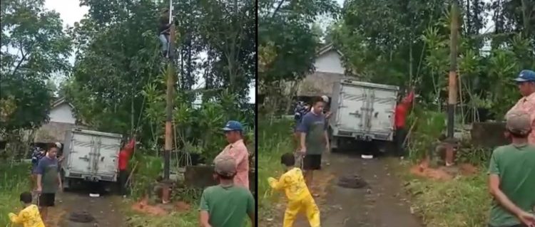 Warga Kampung Cinagrak, Kelurahan Setiawargi saat memyaksikan pendirian lampu penerangan jalan, Sabtu (20/8).