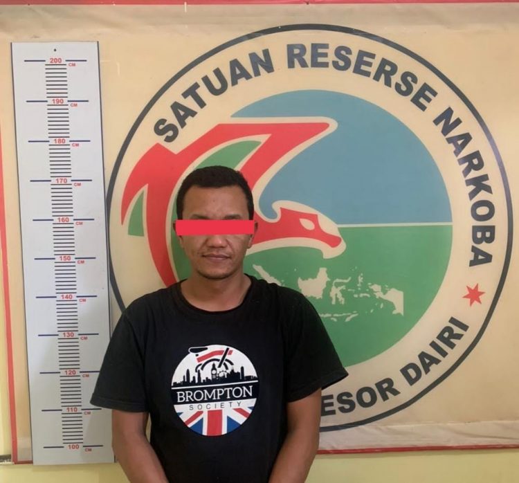 Tersangka pengedar sabu di Sidikalang saat diamankan di Polres Dairi, Minggu (21/8).