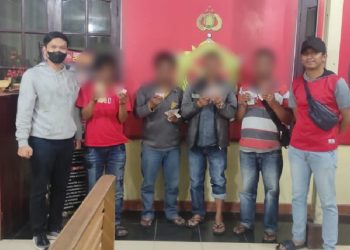 Ke empat tersangka saat diamankan di Polres Dairi, Minggu malam (20/8).