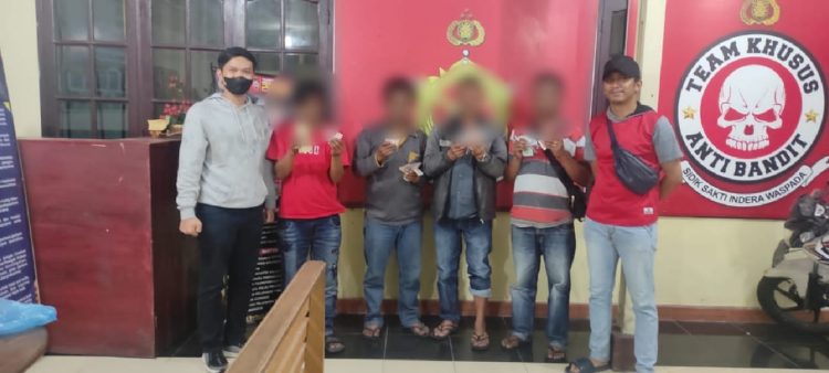 Ke empat tersangka saat diamankan di Polres Dairi, Minggu malam (20/8).