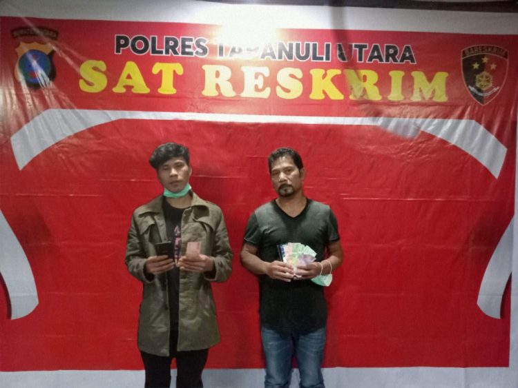 Tersangka, Febrin Sinaga dan Saut Nababan saat diamankan di Satreskrim Polres Taput, Minggu (20/8).