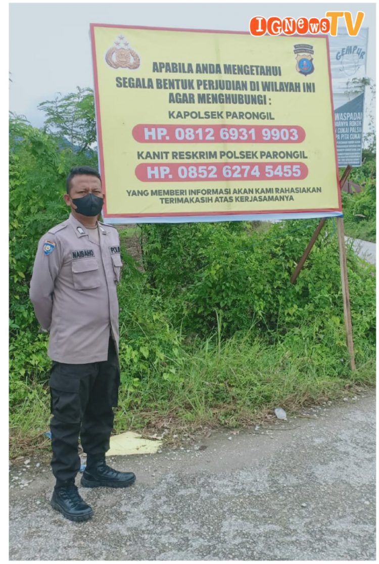 Kapolsek Parongil, AKP. HP Purba saat pasang spanduk, Selasa (23/8).