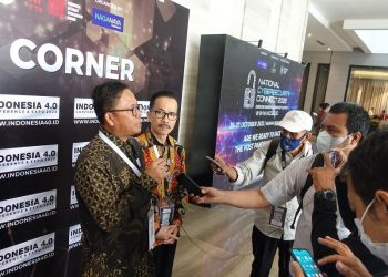 Kepala BSKJI bersama Ketua Umum APTIKNAS saat membuka resmi Indonesia 4.0 Conference dan Expo 2022, Rabu (24/8).