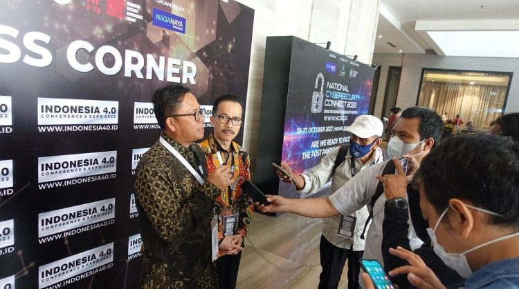 Kepala BSKJI bersama Ketua Umum APTIKNAS saat membuka resmi Indonesia 4.0 Conference dan Expo 2022, Rabu (24/8).