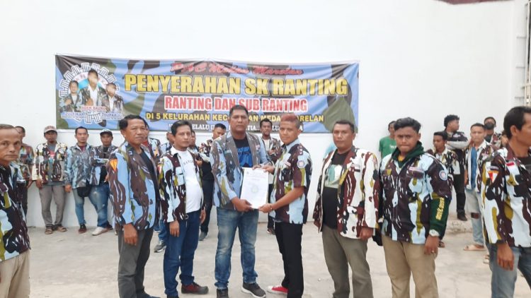 Ketua PAC  IPK Medan Marelan, Adek Baung saat menyerahkan Surat Keputusan (SK) Mandat dikantor PAC IPK Marelan, Rabu (24/8).