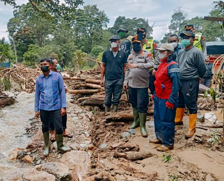 Kapolda Sumut, Irjen. Pol. RZ. Panca Putra Simanjuntak M.Si didampingi Wakil Bupati Toba, Tonny M Simanjuntak saat meninjau lokasi bencana longsor di Desa Jangga Dolok, Kecamatan Lumbanjulu, Kabupaten Toba - Sumut, Minggu (28/8).