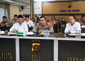Kapolresta Deliserdang, Kombes. Pol. Irsan Sinuhaji SIK, MH bersama para Pejabat Utama (PJU) Polresta Deliserdang serta para Tokoh Ulama dan Tokoh Agama mengikuti zoom meeting acara kirab Merah Putih d di Aula Tribrata Polresta Deliserdang, Minggu pagi (28/8).
