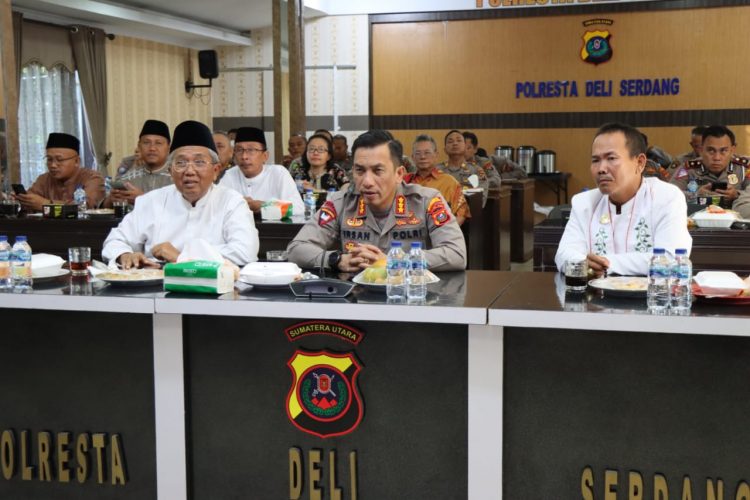 Kapolresta Deliserdang, Kombes. Pol. Irsan Sinuhaji SIK, MH bersama para Pejabat Utama (PJU) Polresta Deliserdang serta para Tokoh Ulama dan Tokoh Agama mengikuti zoom meeting acara kirab Merah Putih d di Aula Tribrata Polresta Deliserdang, Minggu pagi (28/8).
