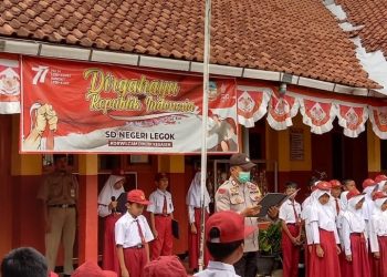 Bhabinkamtibmas Polsek Kebasen jajaran Polresta Banyumas, Bripka. Budi Tri Suciptasi SH saat menjadi pembina upacara hari Senin di Sekolah Dasar Legok Kaliwedi Kebasen Kabupaten Banyumas, Senin (29/8).