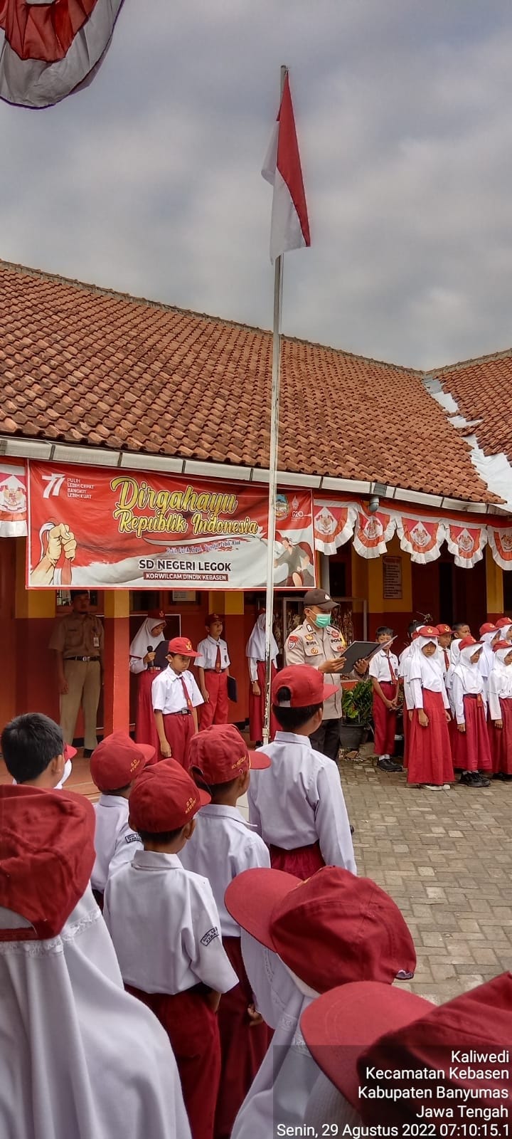 Bhabinkamtibmas Polsek Kebasen jajaran Polresta Banyumas, Bripka. Budi Tri Suciptasi SH saat menjadi pembina upacara hari Senin di Sekolah Dasar Legok Kaliwedi Kebasen Kabupaten Banyumas, Senin (29/8).