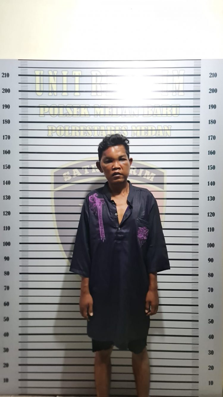 Tersangka, Muh. Syahputra saat diamankan di Mapolsek Medan Baru, Selasa (30/8).