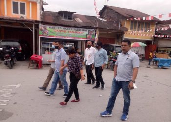 Personil Polres Taput saat cek TKP pemukulan yang sampai saat ini belum melakukan penahanan kepada pelaku Andre, Senin (29/8).