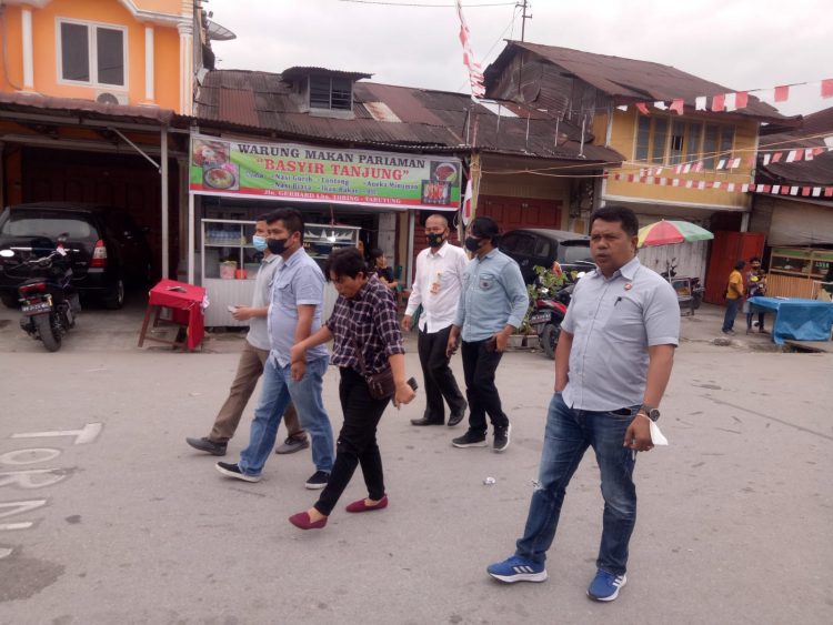 Personil Polres Taput saat cek TKP pemukulan yang sampai saat ini belum melakukan penahanan kepada pelaku Andre, Senin (29/8).