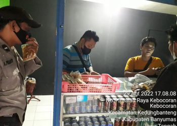 Personil Polsek Karanglewas saat giat razia miras, Senin (29/8).