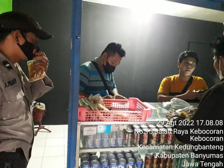 Personil Polsek Karanglewas saat giat razia miras, Senin (29/8).