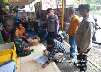 Personil Polsek Purwokerto Selatan saat amankan miras dari pedagang, Selasa (30/8).