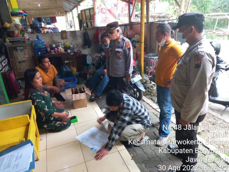 Personil Polsek Purwokerto Selatan saat amankan miras dari pedagang, Selasa (30/8).