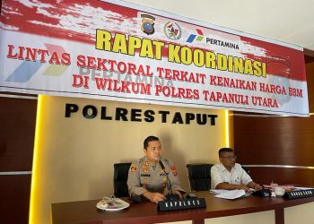 Kapolres Tapanuli Utara, AKBP. Johanson Sianturi SIK. MH saat memimpin rapat koordinasi lintas sektoral terkait BBM Bersubsidi, Rabu (31/8).