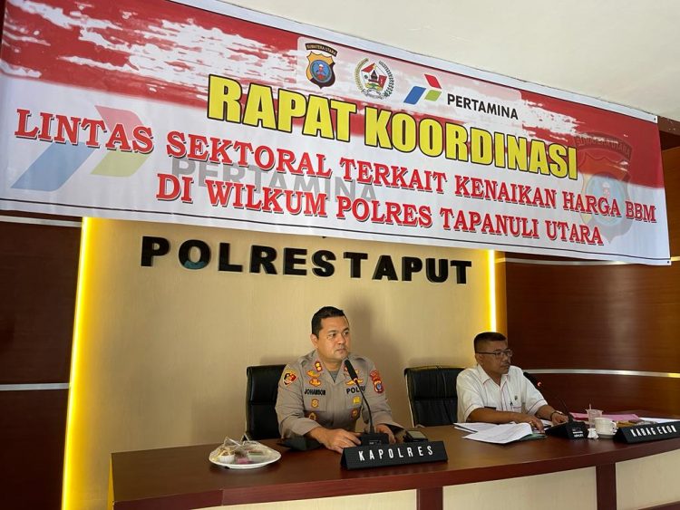 Kapolres Tapanuli Utara, AKBP. Johanson Sianturi SIK. MH saat memimpin rapat koordinasi lintas sektoral terkait BBM Bersubsidi, Rabu (31/8).