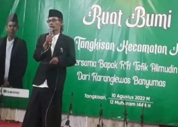 KH. Thofik Alimudin saat ceramah di ruwata bumi di Desa Tangkisan, Rabu (10/8).