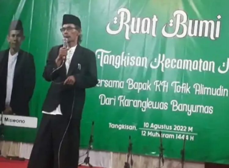 KH. Thofik Alimudin saat ceramah di ruwata bumi di Desa Tangkisan, Rabu (10/8).